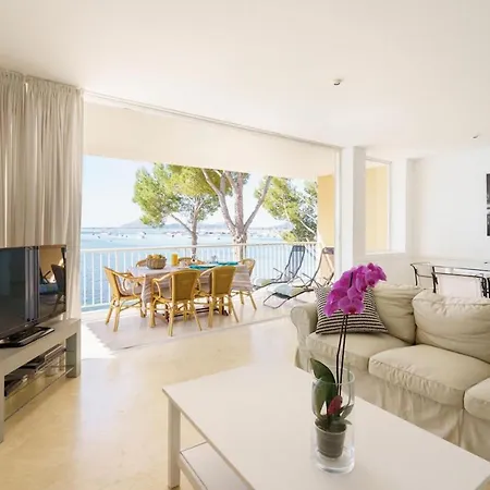 Pine Walk Seafront Apartment *