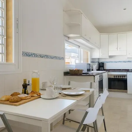Pine Walk Seafront Apartment *